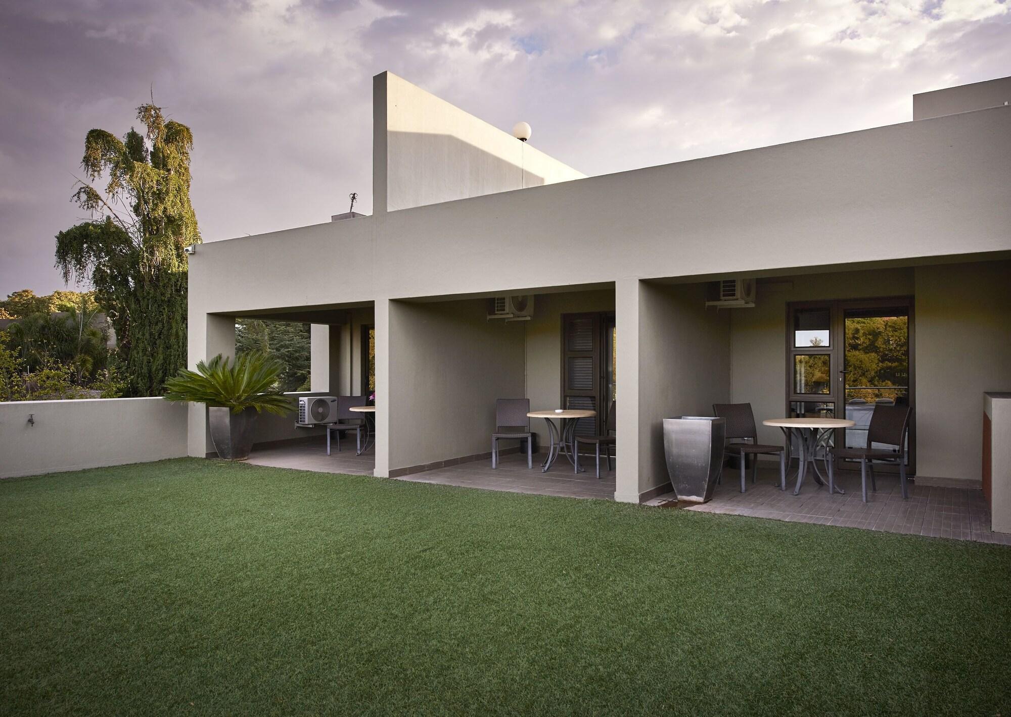 Dynasty Forest Sandown Self Catering Hotel Johannesburgo Exterior foto